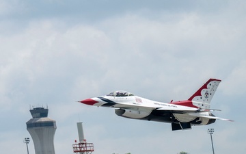 Thunderbirds stop at Scott Air Force Base