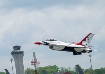 Thunderbirds stop at Scott Air Force Base