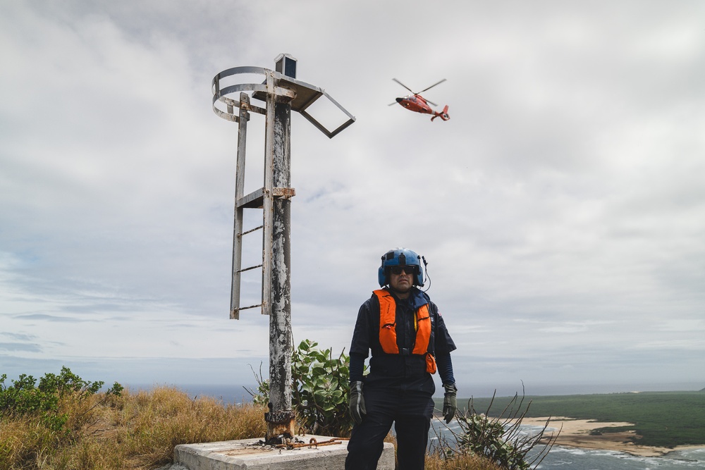 Coast Guard Aid to Navigation Team Honolulu conducts joint op with Air Station Barbers Point