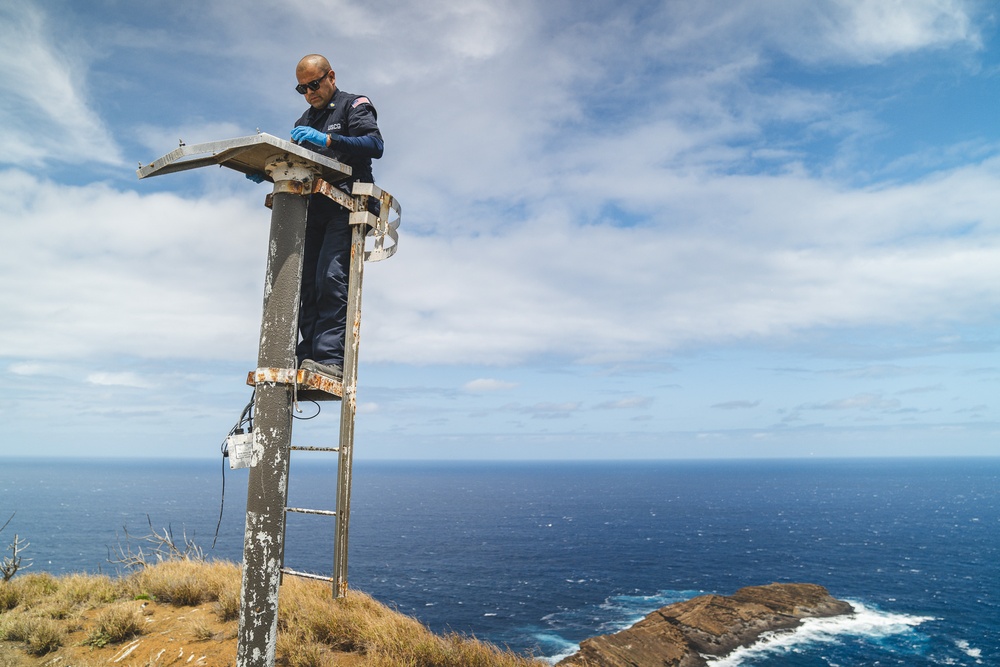 Coast Guard Aid to Navigation Team Honolulu conducts joint op with Air Station Barbers Point