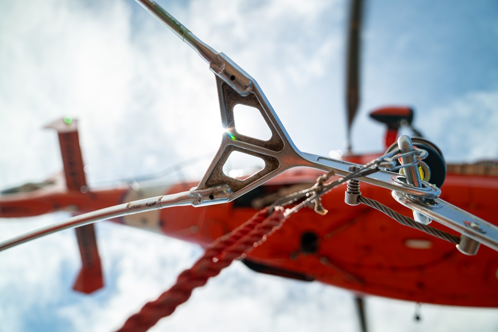 Coast Guard Aid to Navigation Team Honolulu conducts joint op with Air Station Barbers Point