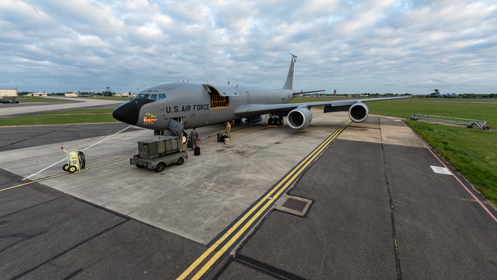 Skyway Chariot: 100th ARW refuels 48th FW