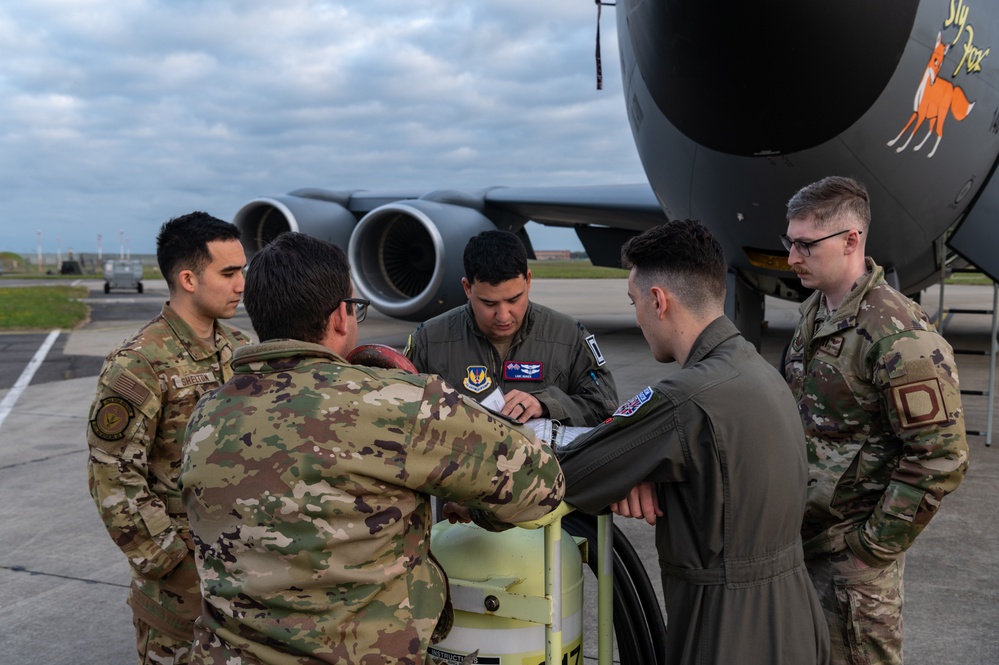 Skyway Chariot: 100th ARW refuels 48th FW