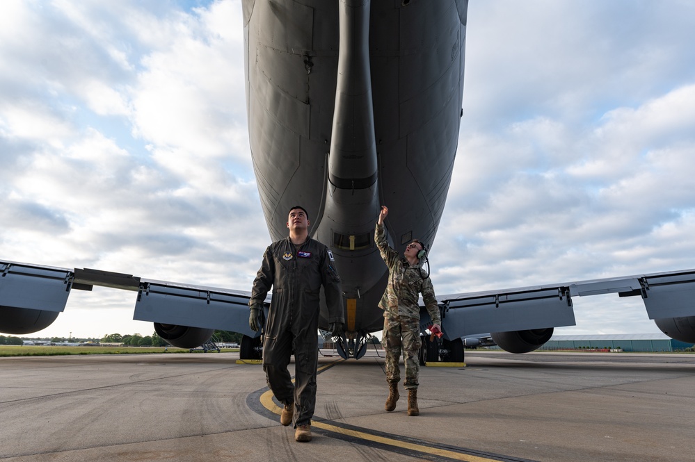 Skyway Chariot: 100th ARW refuels 48th FW