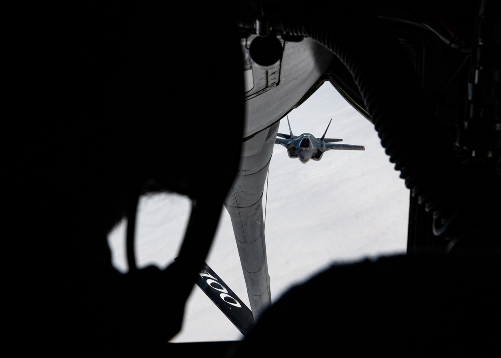 Skyway Chariot: 100th ARW refuels 48th FW