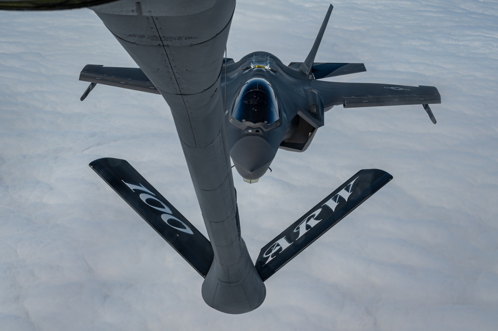 Skyway Chariot: 100th ARW refuels 48th FW