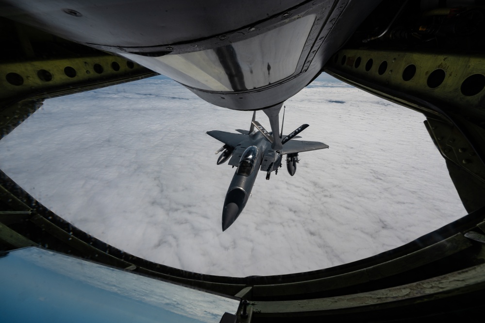 Skyway Chariot: 100th ARW refuels 48th FW