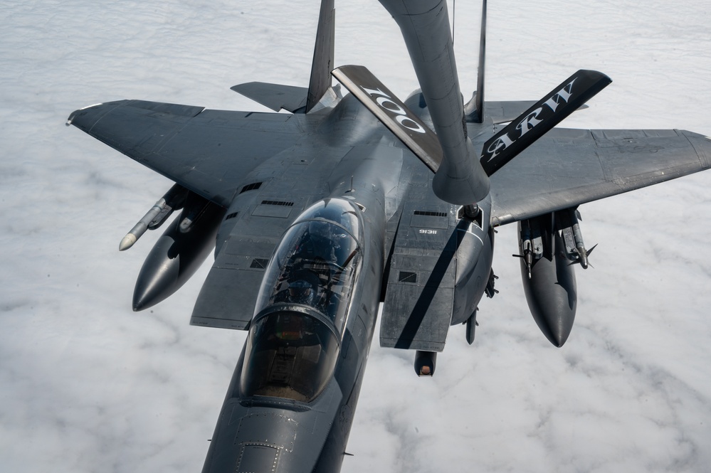 Skyway Chariot: 100th ARW refuels 48th FW
