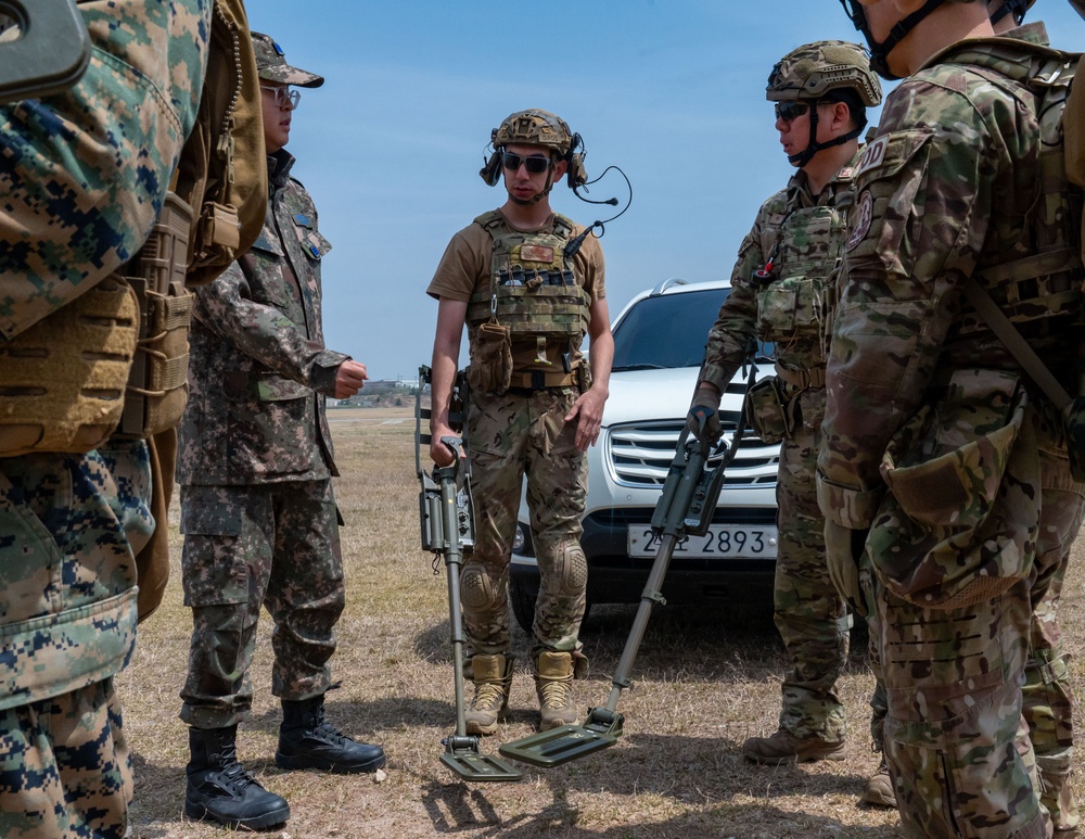 USAF, USMC, ROKAF EOD train interoperability