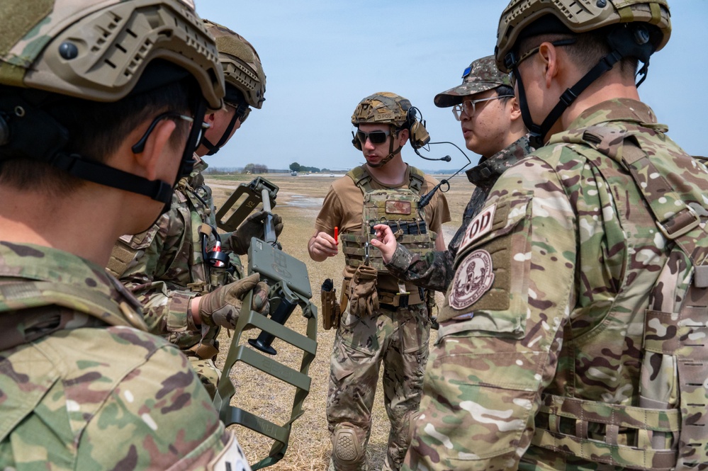 USAF, USMC, ROKAF EOD train interoperability