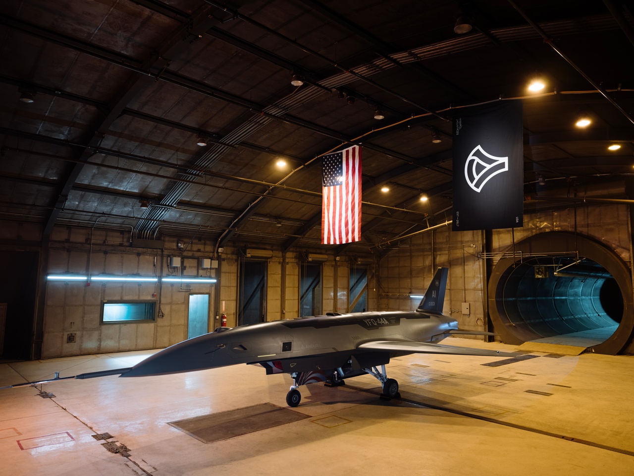 地上試験施設に置かれた米空軍の無人戦闘機試作機YFQ-44A