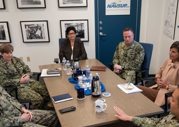 Surface warfare director visits NAVSUP