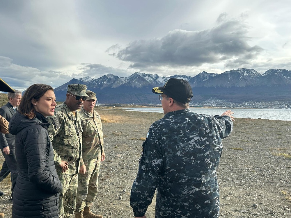 Adm. Holsey Meets with President Milei and Defense Leaders in Argentina Adm. Holsey Meets with President Milei and Defense Leaders in Argentina