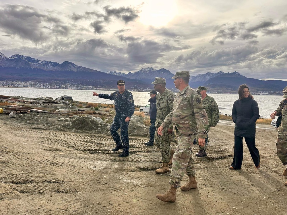 Adm. Holsey Meets with President Milei and Defense Leaders in Argentina