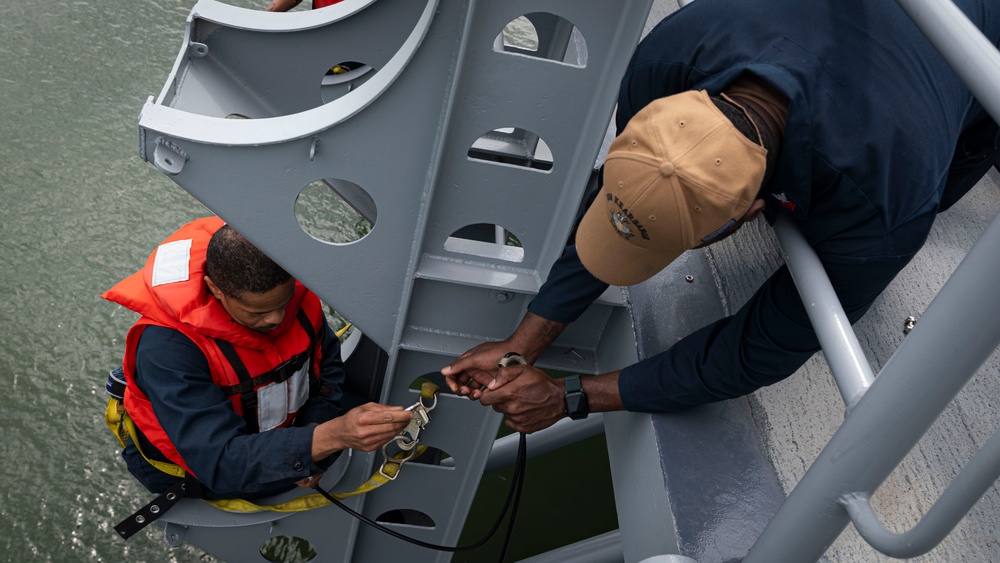 Kearsarge Conducts Daily Operations