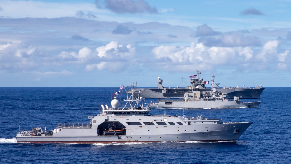 USS Blue Ridge (LCC 19), Vendémiaire (F-734) and Auguste Bénébig (P779) sail in formation during Exercise Croix du Sud