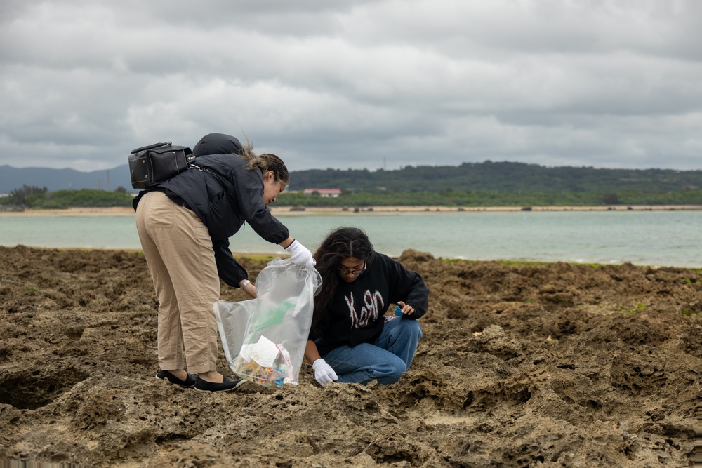 III MEF, JSDF Personnel Conduct Beach Cleanup on Ishigaki