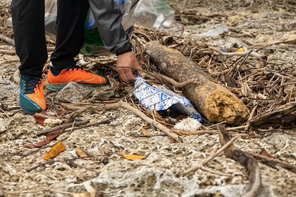III MEF, JSDF Personnel Conduct Beach Cleanup on Ishigaki