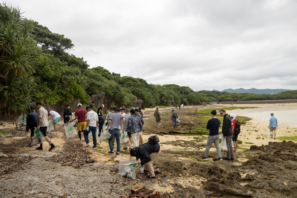 III MEF, JSDF Personnel Conduct Beach Cleanup on Ishigaki