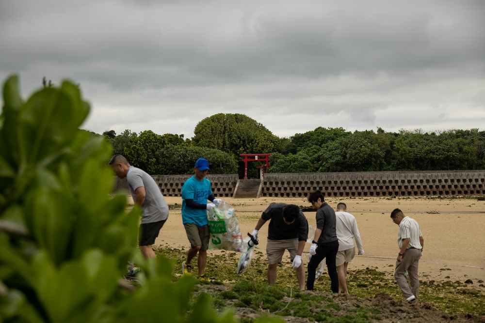 III MEF, JSDF Personnel Conduct Beach Cleanup on Ishigaki