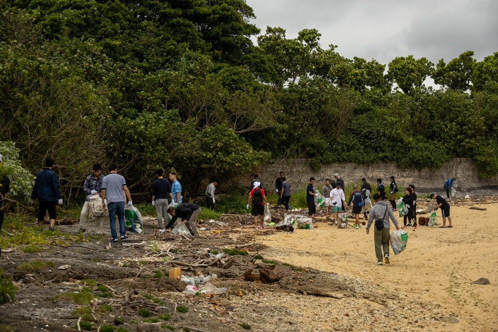 III MEF, JSDF Personnel Conduct Beach Cleanup on Ishigaki