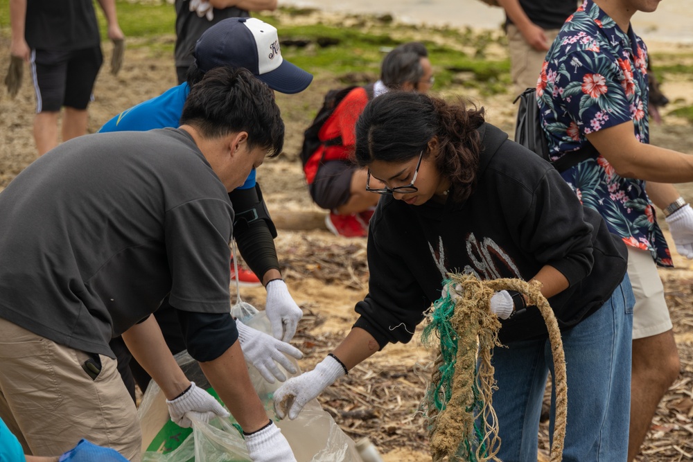 III MEF, JSDF Personnel Conduct Beach Cleanup on Ishigaki