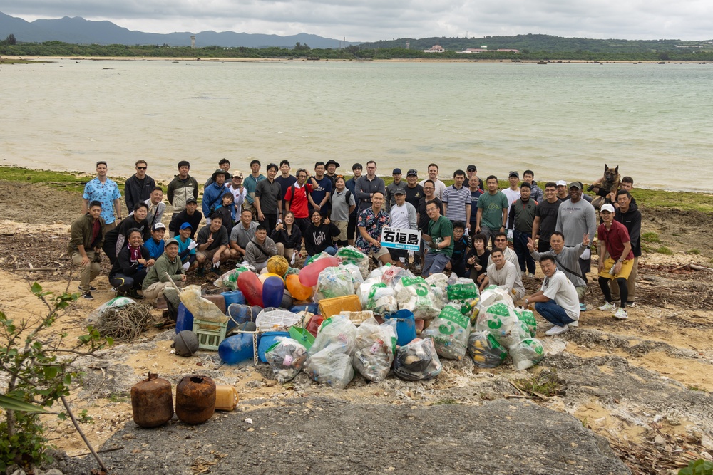 III MEF, JSDF Personnel Conduct Beach Cleanup on Ishigaki