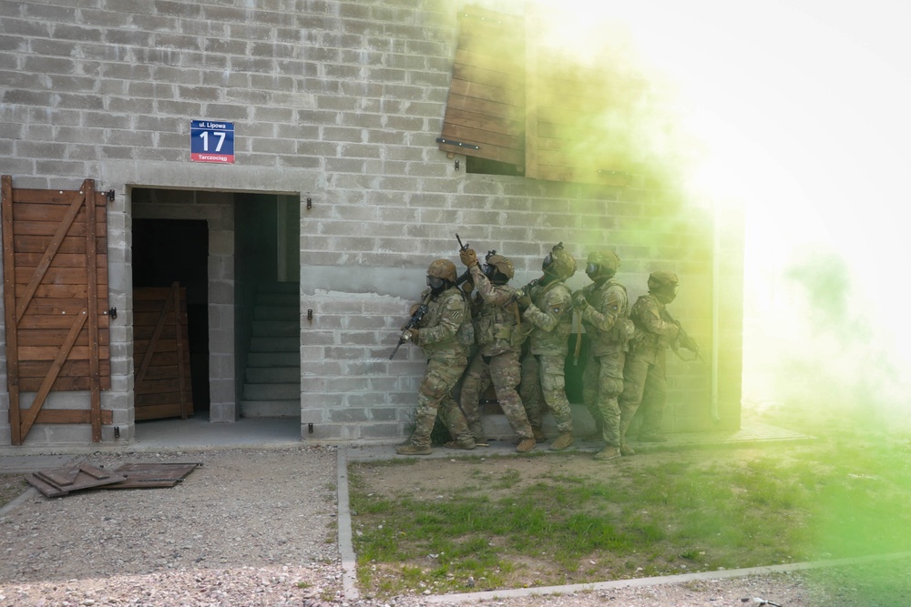 U.S. Army Soldiers conduct urban operations simulation training
