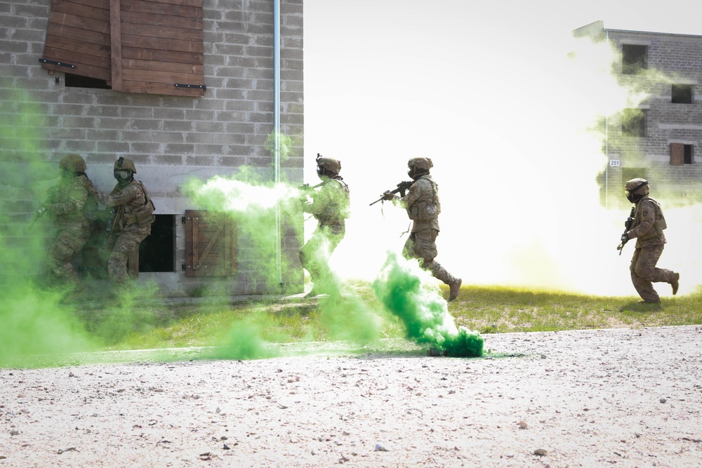 U.S. Army Soldiers conduct urban operations simulation training
