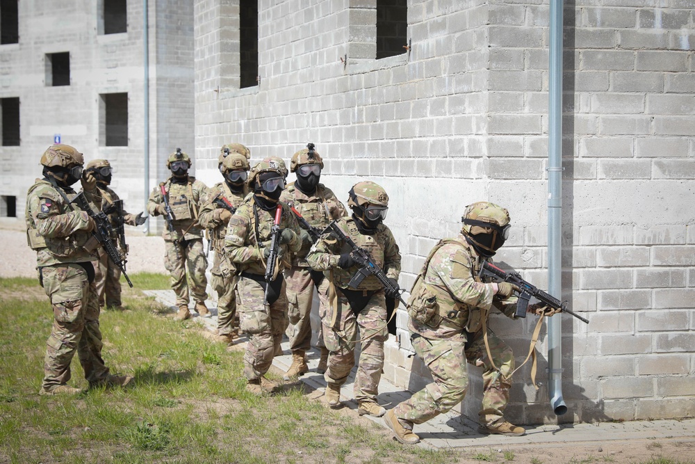 U.S. Army Soldiers conduct urban operations simulation training