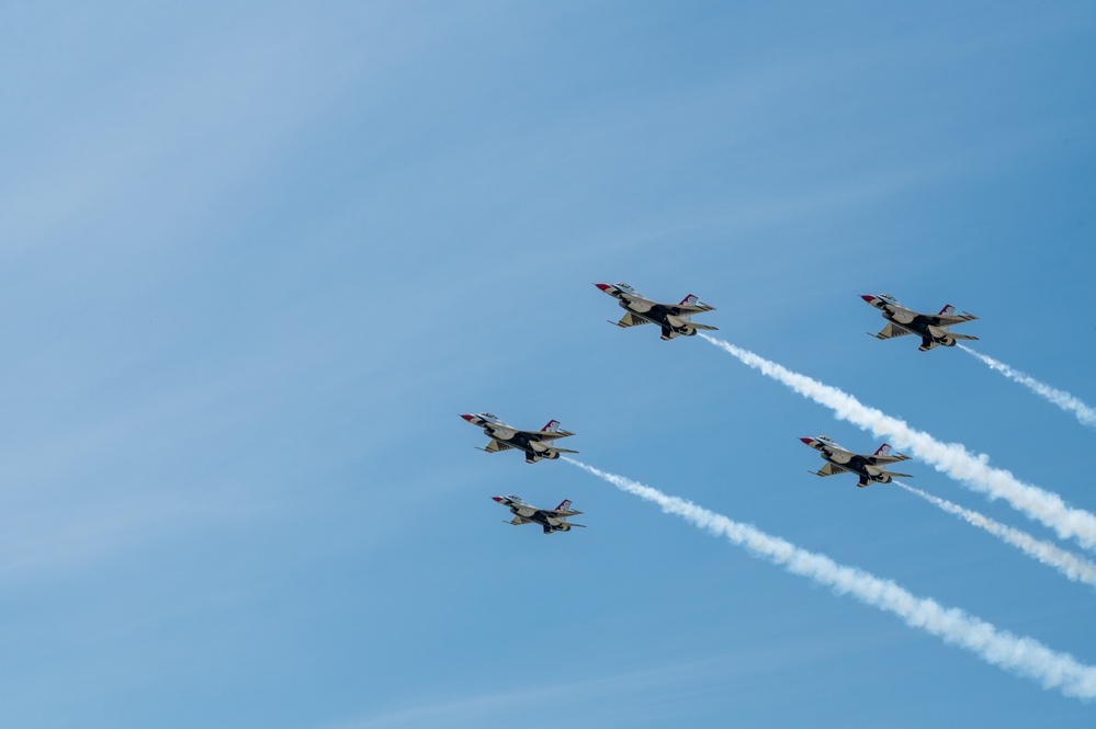 Thunderbirds arrive at SJAFB for Wings Over Wayne 2025