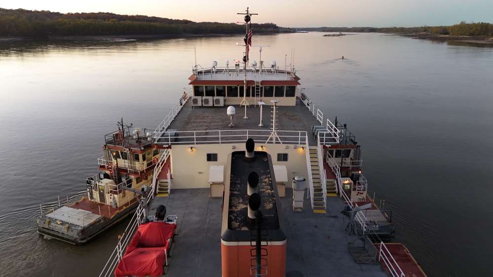 St. Louis Districts Dredge Potter, MV Kimmswick and MV Prairie du Rocher working on the Mississippi River