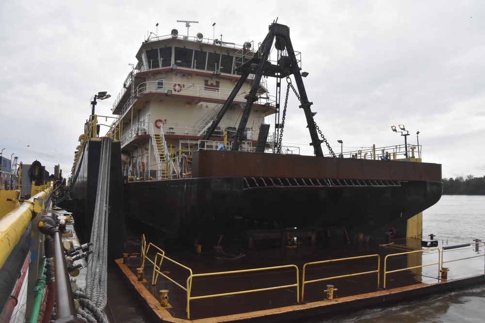 Dredge Potter maintenance to reattach the push knees to the head log.