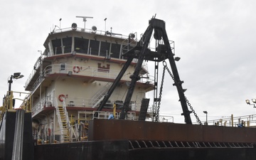 Dredge Potter maintenance to reattach the push knees to the head log.