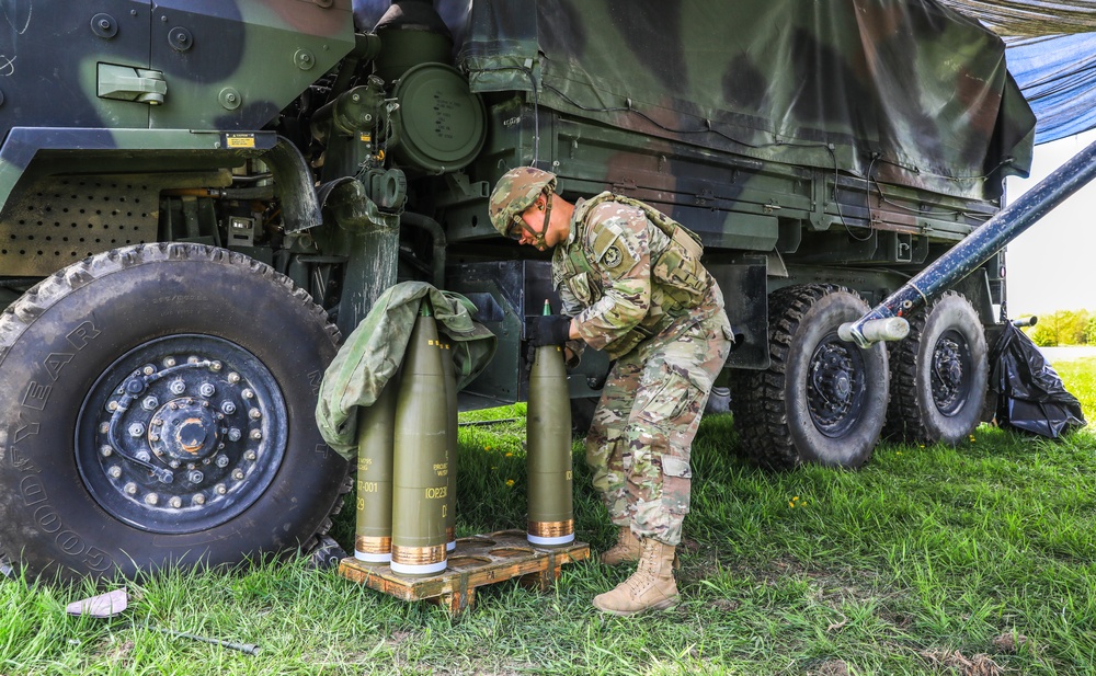 2CR Soldiers conduct Table VI qualification on an M777A2 medium towed Howitzer