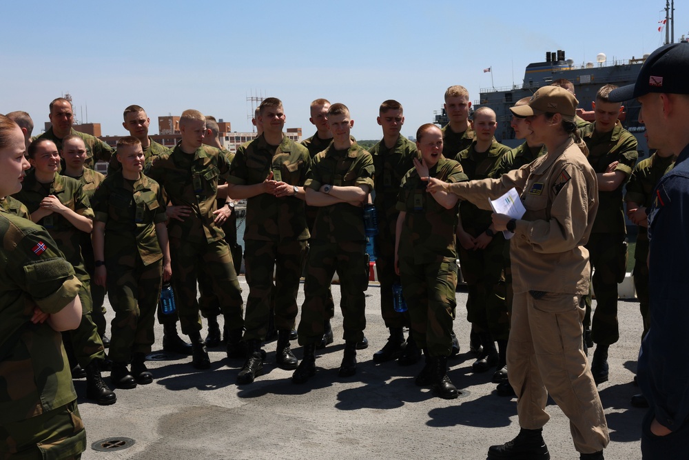 His Majesty The King’s Guard 3rd Company Tours USS Iwo Jima