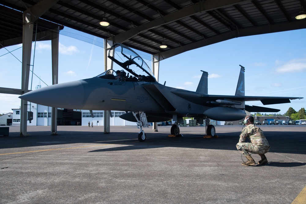 CNGB, Gen. Nordhaus visits 142nd Wing