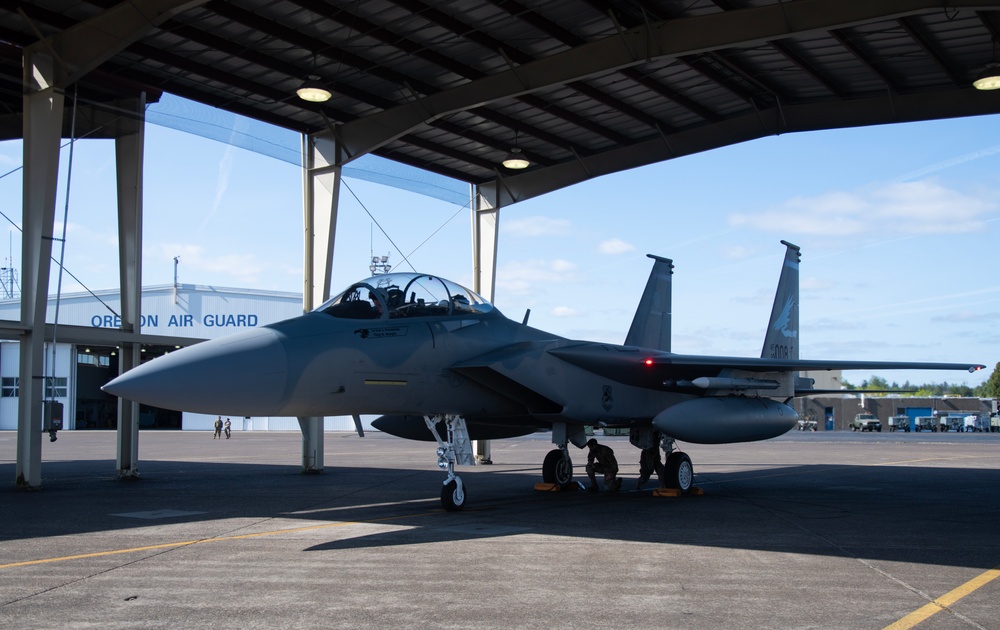 CNGB, Gen. Nordhaus visits 142nd Wing