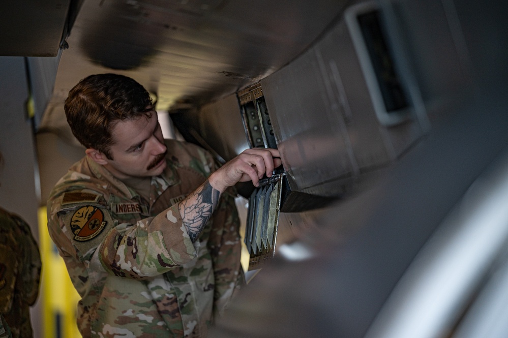 Airmen Conduct F-16 MX Training