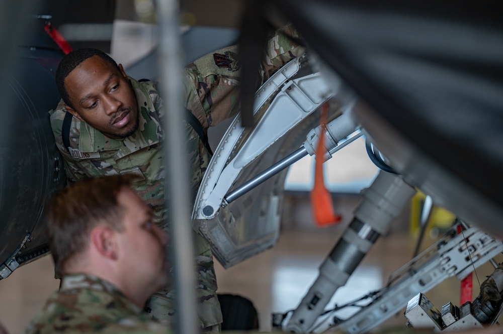 Airmen Conduct F-16 MX Training