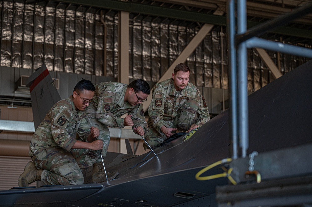 Airmen Conduct F-16 MX Training