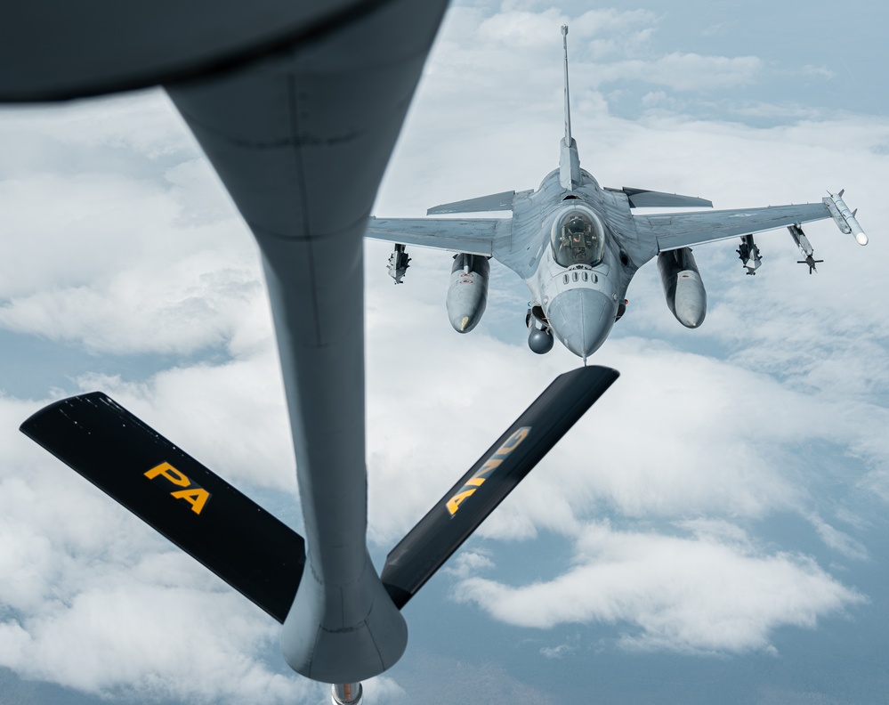 F-16 Falcon Refuels with 171st