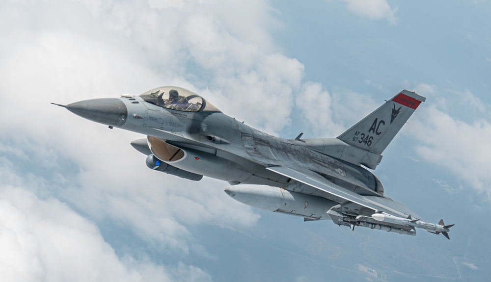 F-16 Falcon Refuels with 171st