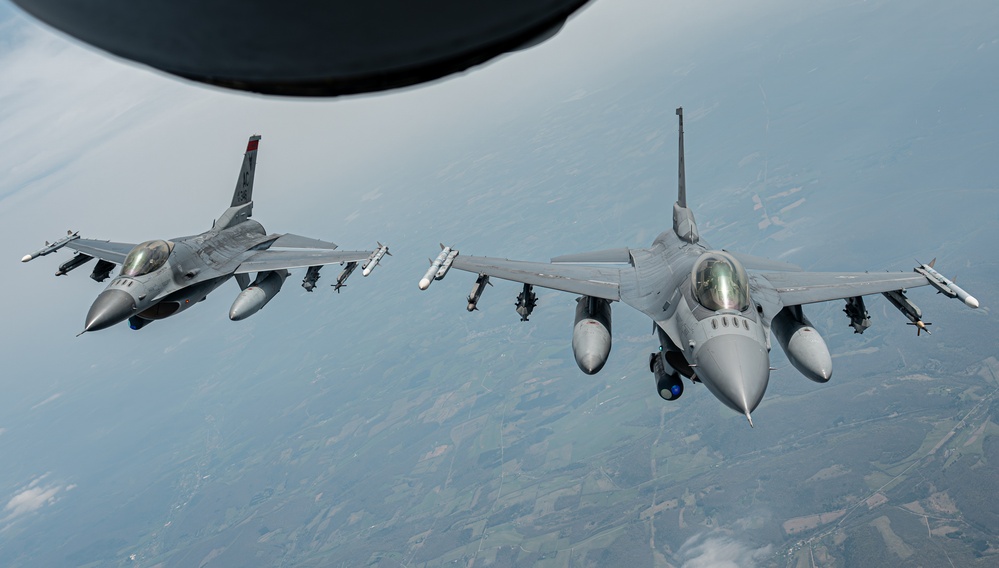 F-16 Falcon Refuels with 171st