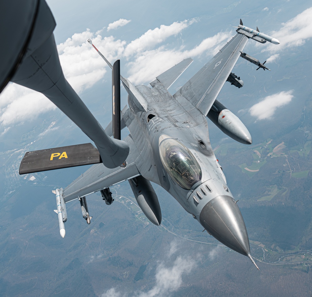F-16 Falcon Refuels with 171st