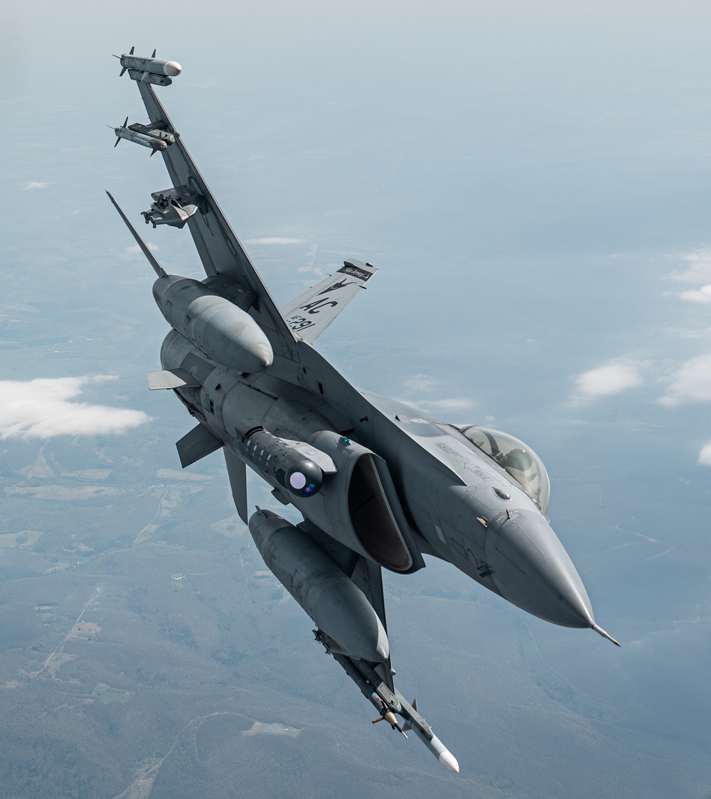 F-16 Falcon Refuels with 171st