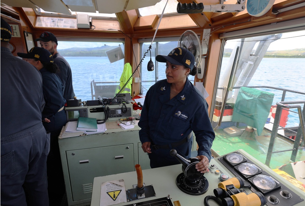 USS Michael Monsoor Sailors Receive Tugboat Familiarization Training