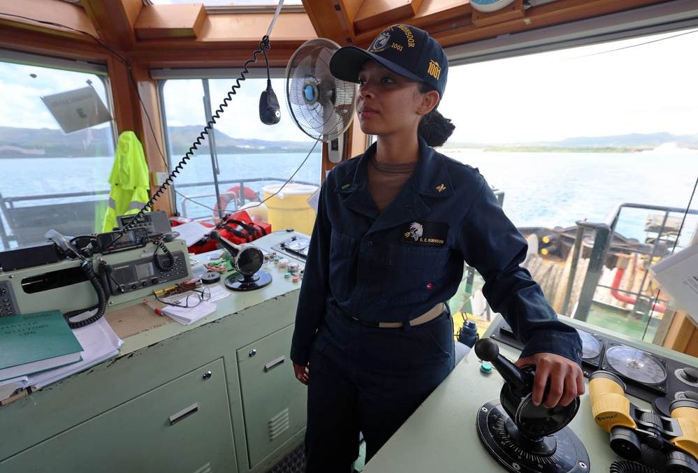 USS Michael Monsoor Sailors Receive Tugboat Familiarization Training