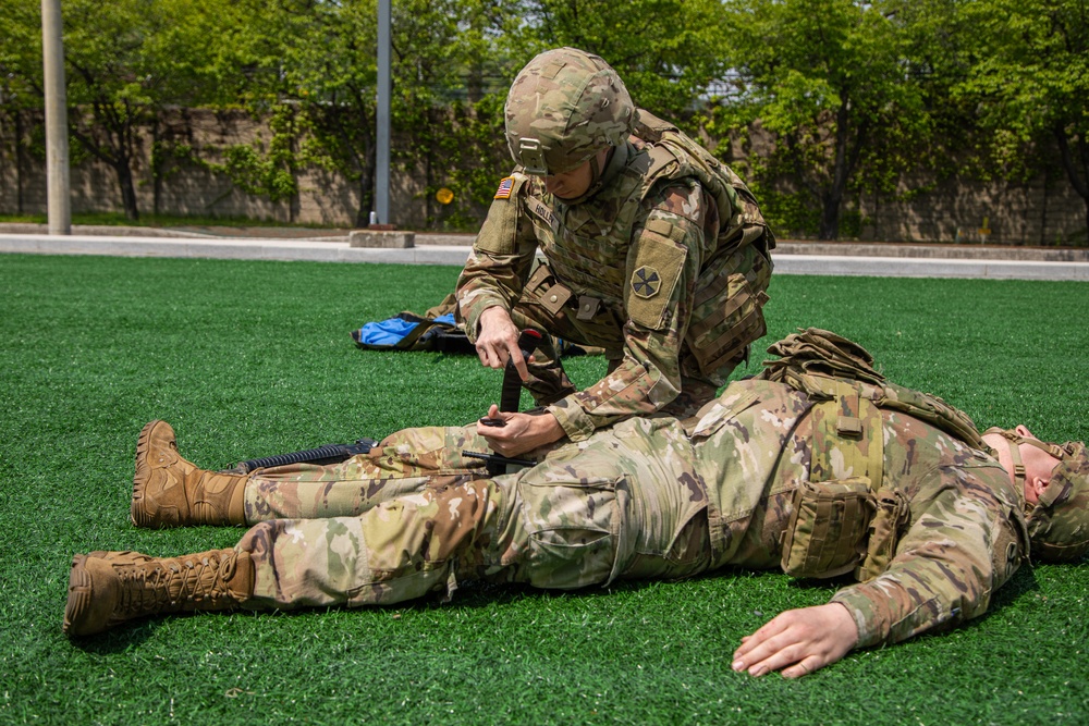 Soldiers Participate in Combat Lifesaver Course