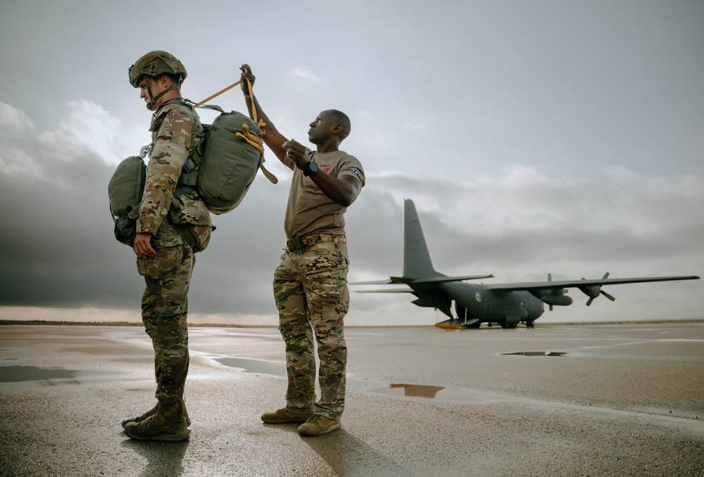 173rd paratroopers rig up for airborne operation in Tunisia